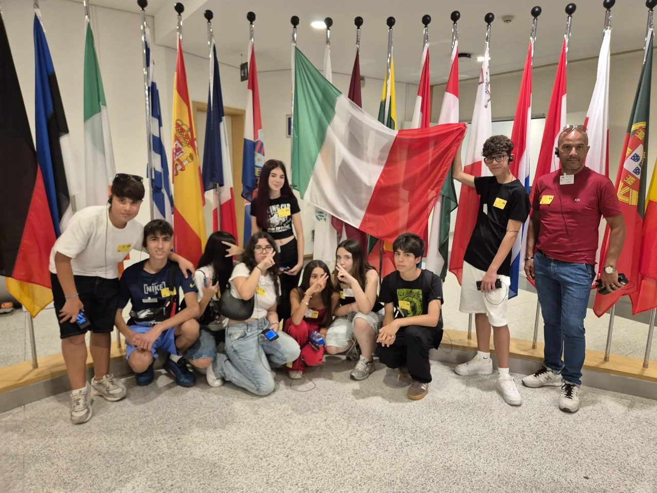 I partecipanti del Gerrei davanti alle bandiere degli Stati membri a Bruxelles nel 2026